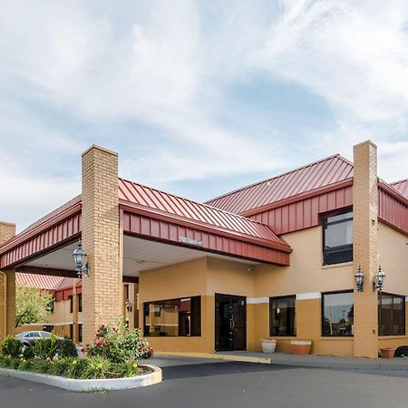 Cardinal Inn & Suites Манси Экстерьер фото