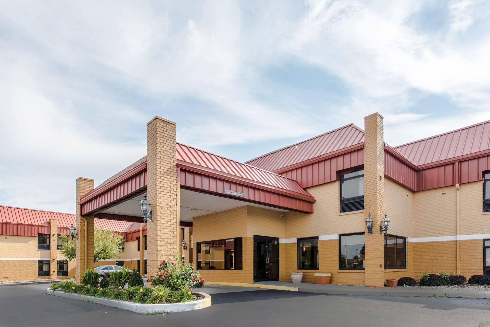 Cardinal Inn & Suites Манси Экстерьер фото