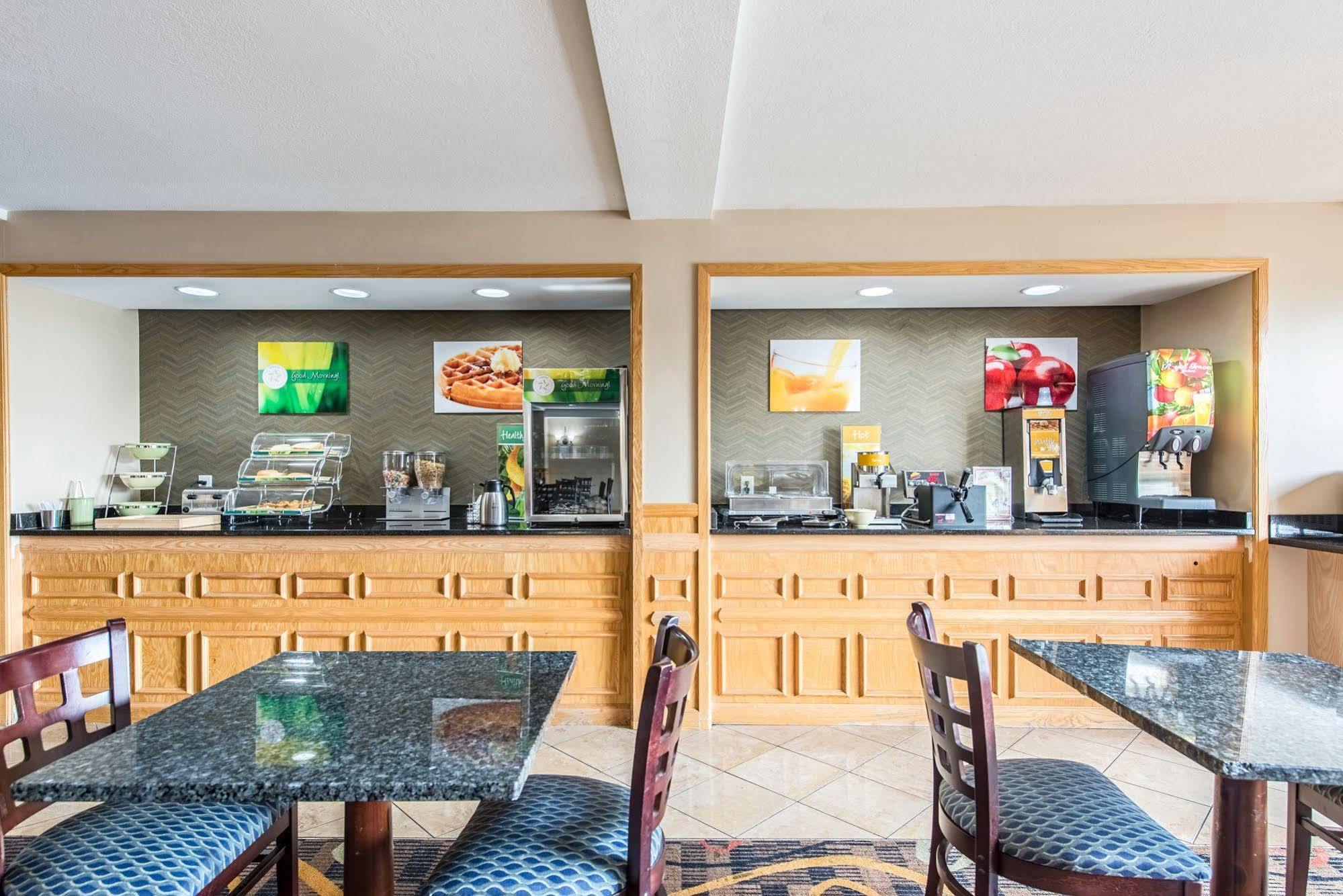 Cardinal Inn & Suites Манси Экстерьер фото