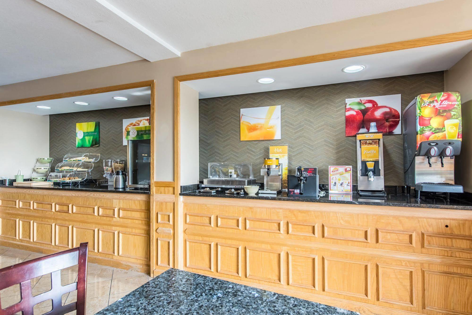 Cardinal Inn & Suites Манси Экстерьер фото