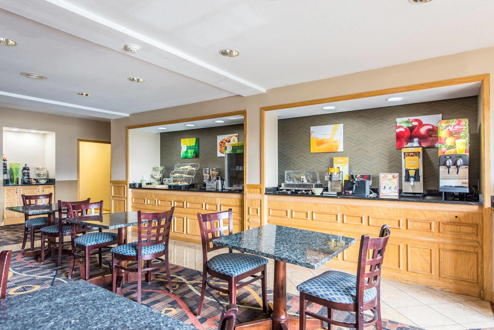 Cardinal Inn & Suites Манси Экстерьер фото