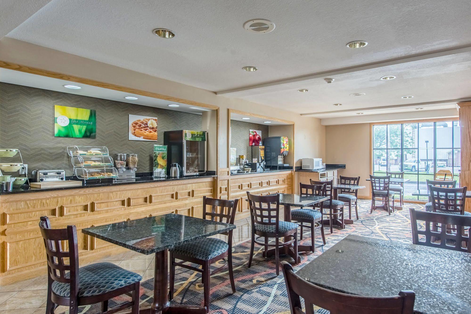 Cardinal Inn & Suites Манси Экстерьер фото