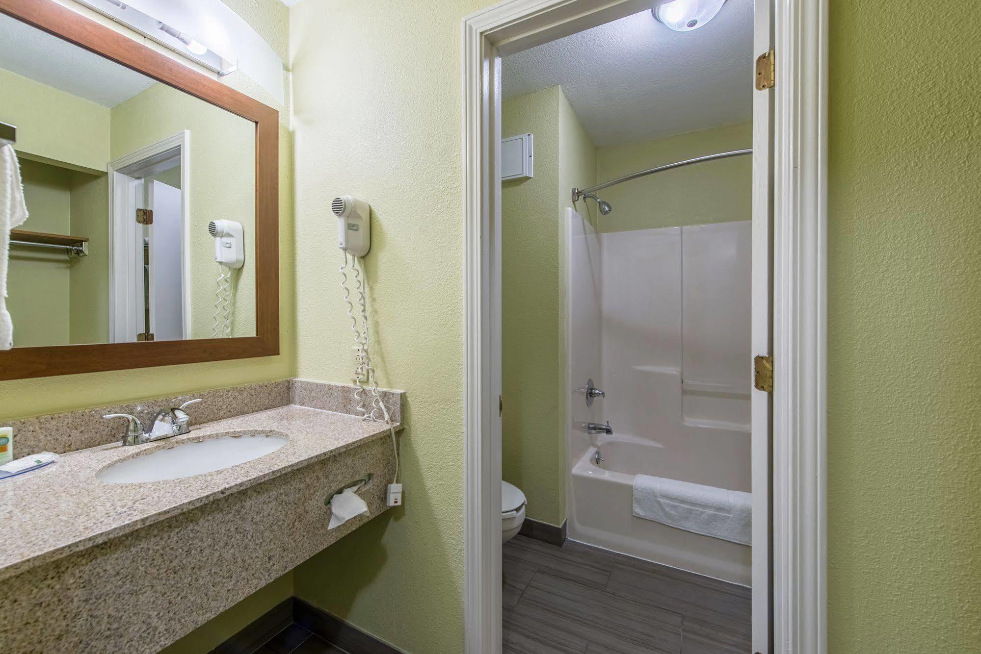 Cardinal Inn & Suites Манси Экстерьер фото