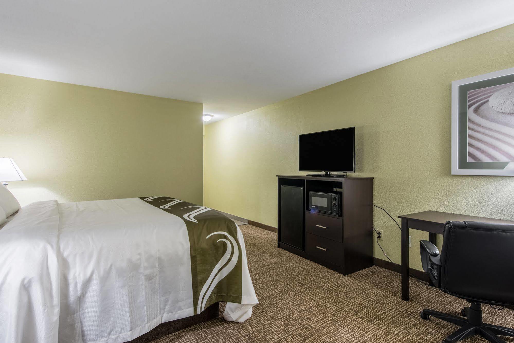 Cardinal Inn & Suites Манси Экстерьер фото