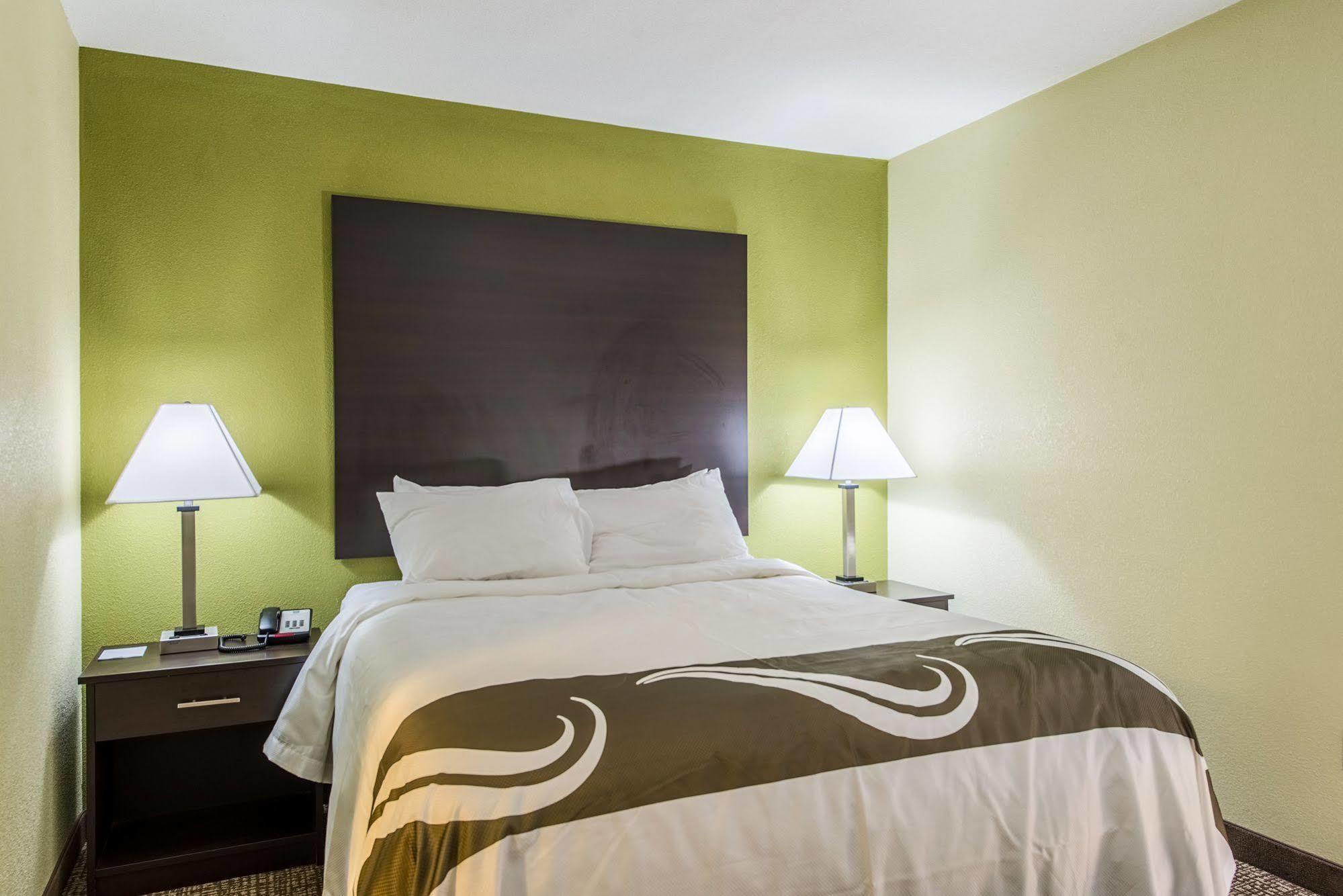 Cardinal Inn & Suites Манси Экстерьер фото