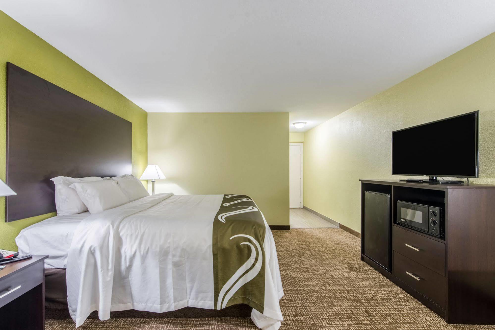Cardinal Inn & Suites Манси Экстерьер фото