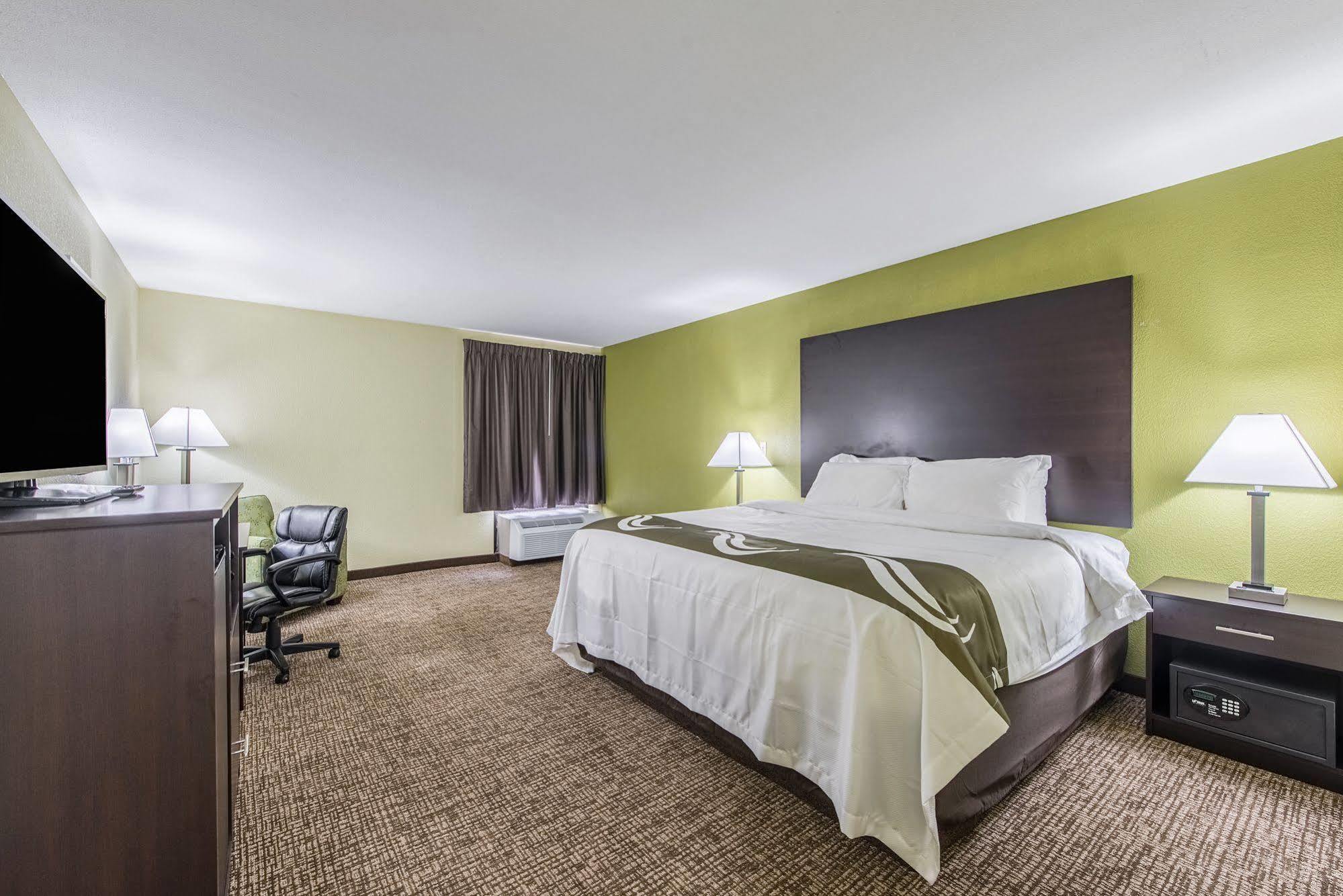 Cardinal Inn & Suites Манси Экстерьер фото