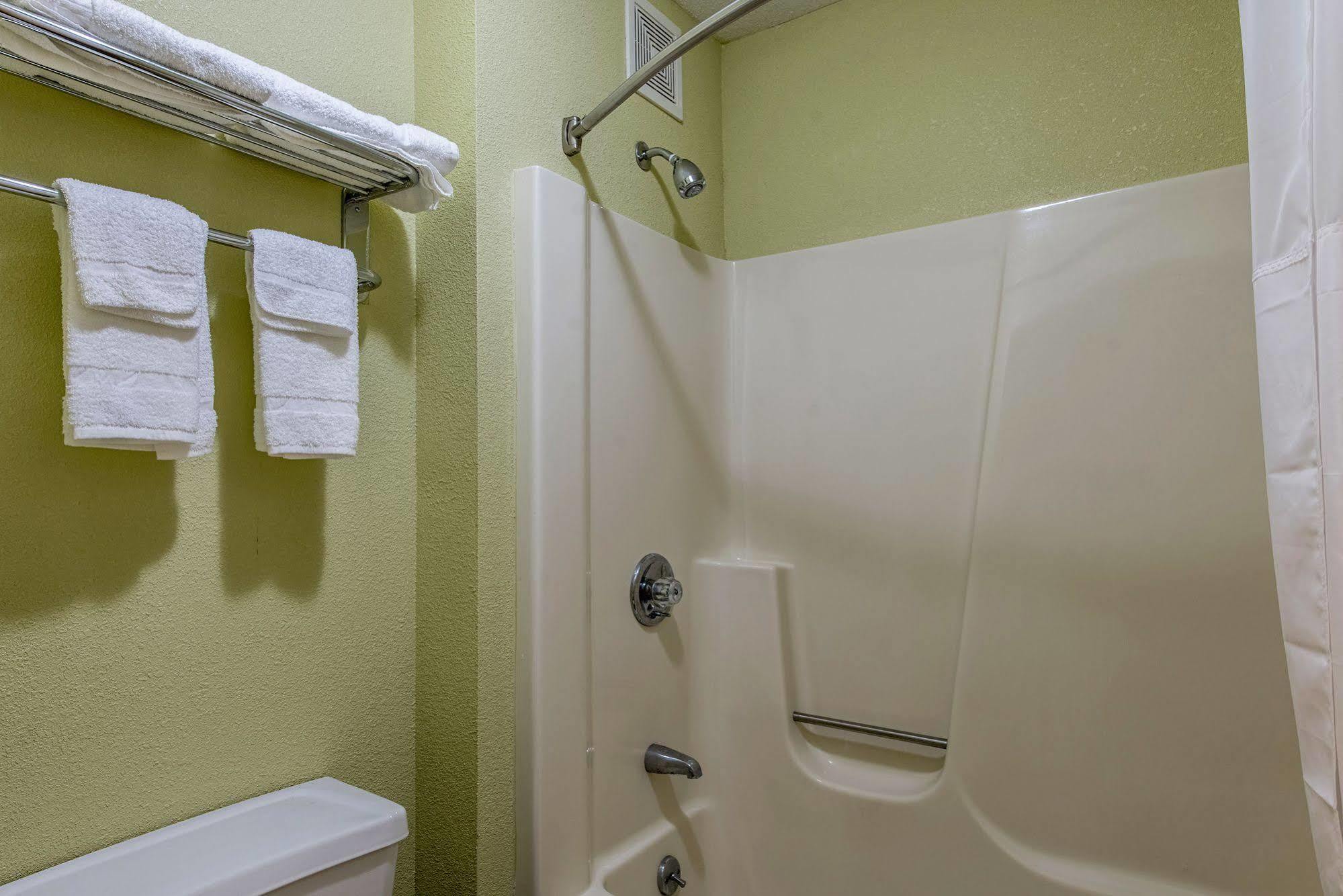 Cardinal Inn & Suites Манси Экстерьер фото