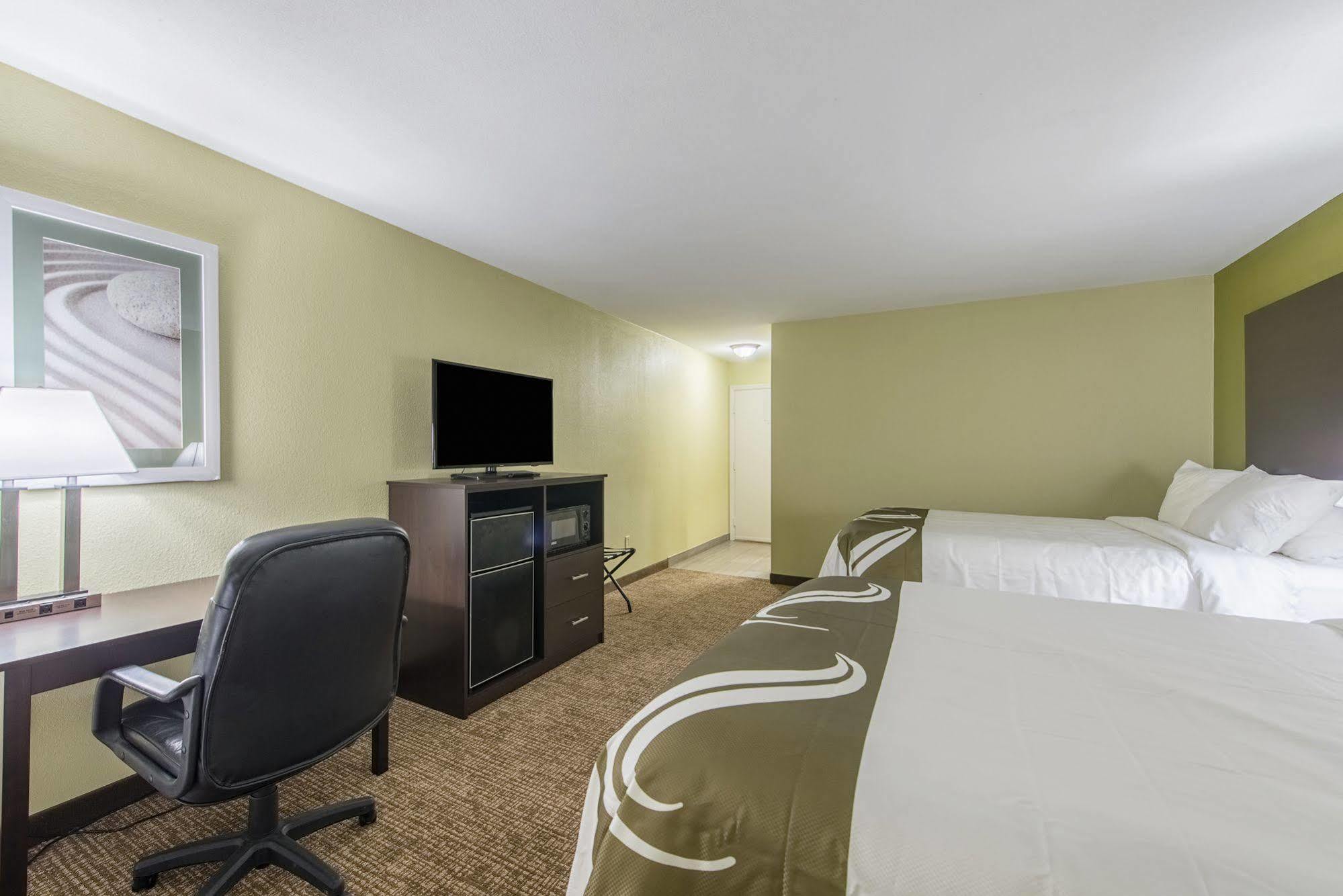 Cardinal Inn & Suites Манси Экстерьер фото