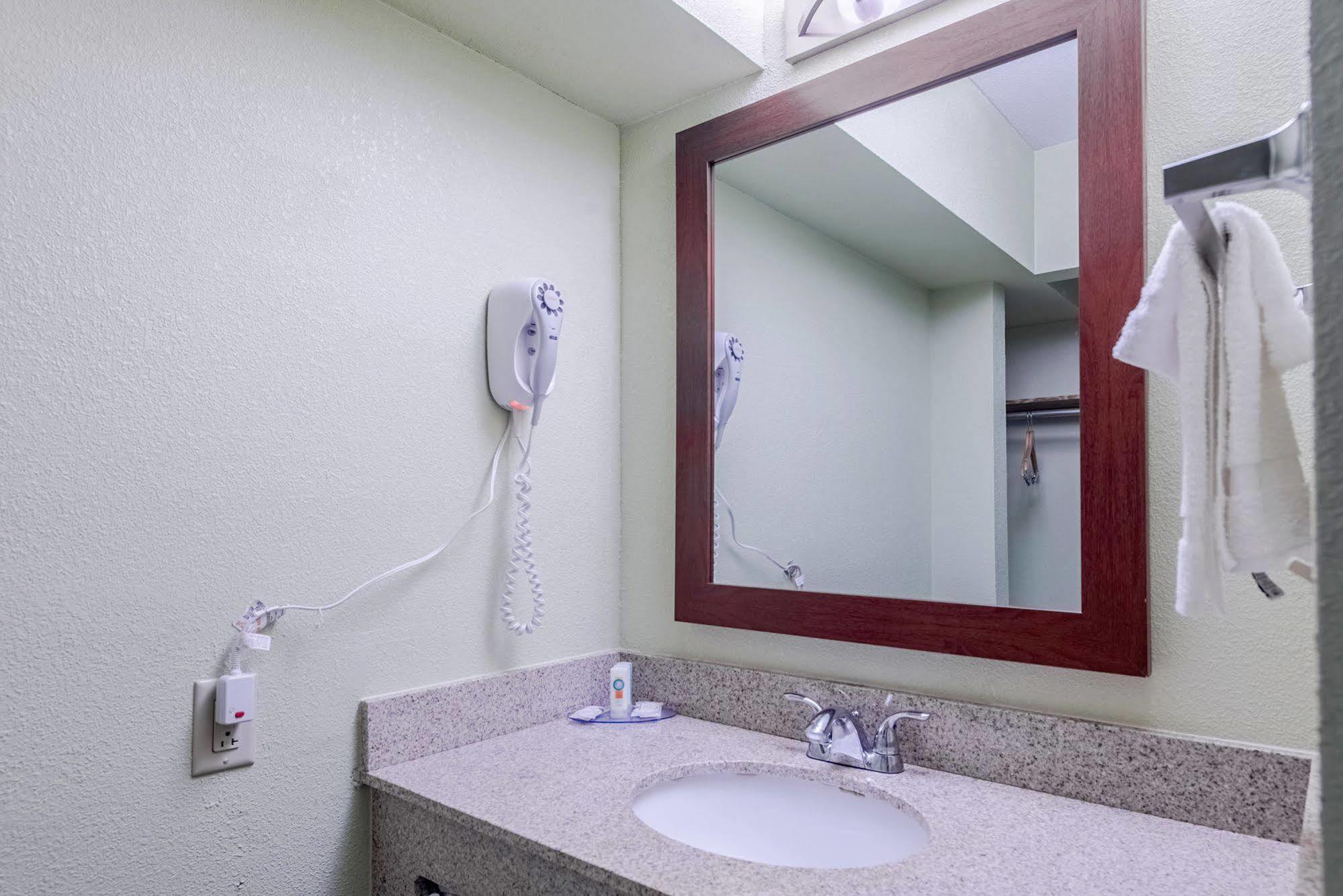 Cardinal Inn & Suites Манси Экстерьер фото