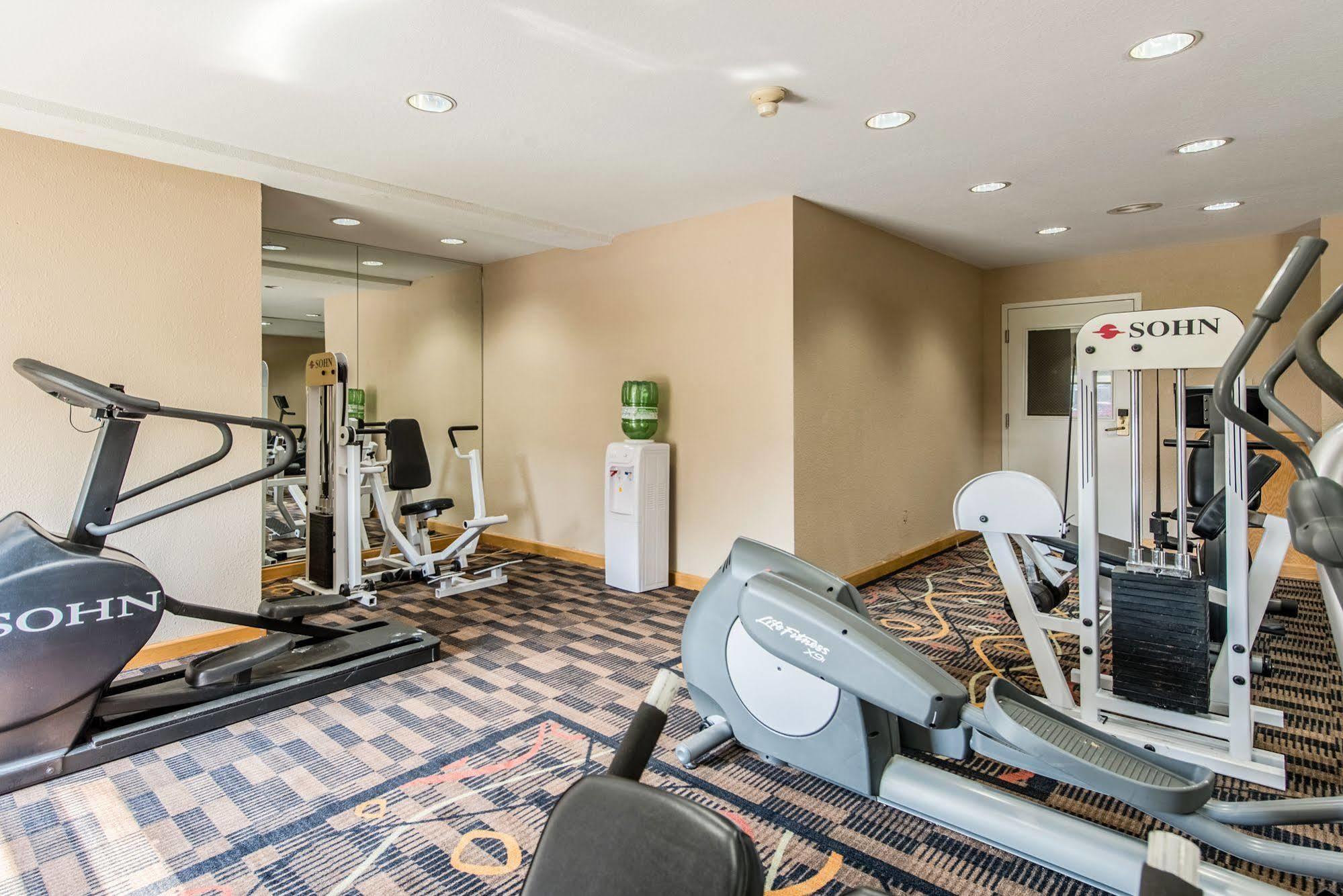 Cardinal Inn & Suites Манси Экстерьер фото